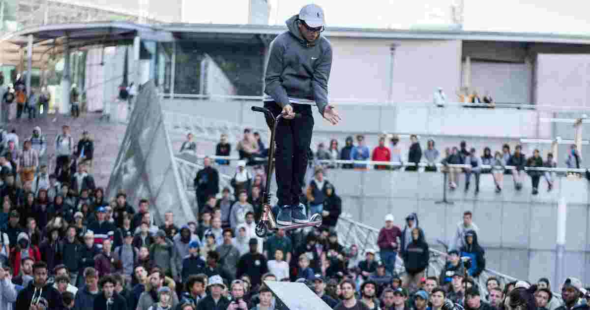 Skating Boarding